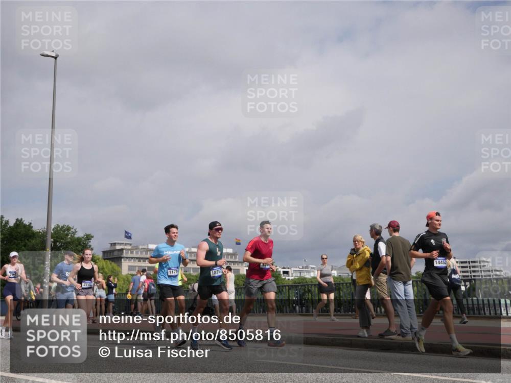 29.06.2025 - hella hamburg halbmarathon Luisa Fischer http://msf.ph/oto/8505816 29.06.2025 10:18:41 Kennedybrücke 794, 2140, 1177, 18252, 14452, 1440, 2140, 2720, 5423, 7897, 7941, 7942, 8885, 9192, 10108, 10608 meine-sportfotos.de