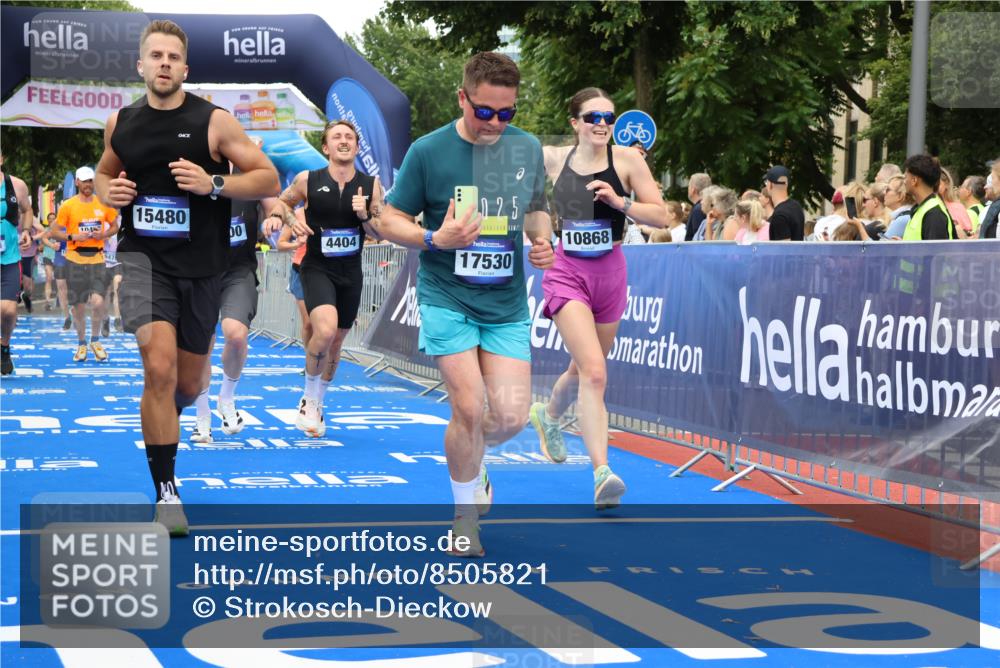 29.06.2025 - hella hamburg halbmarathon Strokosch-Dieckow http://msf.ph/oto/8505821 29.06.2025 10:51:12 Ziel 1366, 1461, 1817, 2636, 2718, 4404, 4814, 4816, 4967, 5600, 6027, 6657, 6776, 8316, 8508, 8930, 9476, 10480, 10667, 10868, 11512, 11625, 11733, 12016, 13073, 14865, 15480, 17384, 17530, 17823, 18019 meine-sportfotos.de