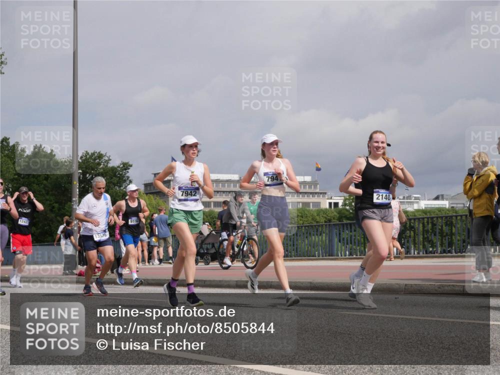 29.06.2025 - hella hamburg halbmarathon Luisa Fischer http://msf.ph/oto/8505844 29.06.2025 10:18:43 Kennedybrücke 12427, 13179, 9192, 7942, 794, 2140, 1440, 2140, 3167, 5423, 7897, 7941, 7942, 8885, 9192, 10108, 10608 meine-sportfotos.de
