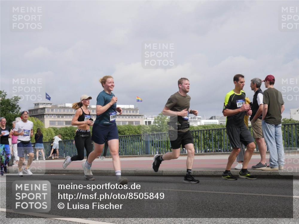 29.06.2025 - hella hamburg halbmarathon Luisa Fischer http://msf.ph/oto/8505849 29.06.2025 10:18:49 Kennedybrücke 5423, 16, 1060, 16197, 2076, 2835, 3167, 5423, 7897, 9192, 9307, 10608 meine-sportfotos.de