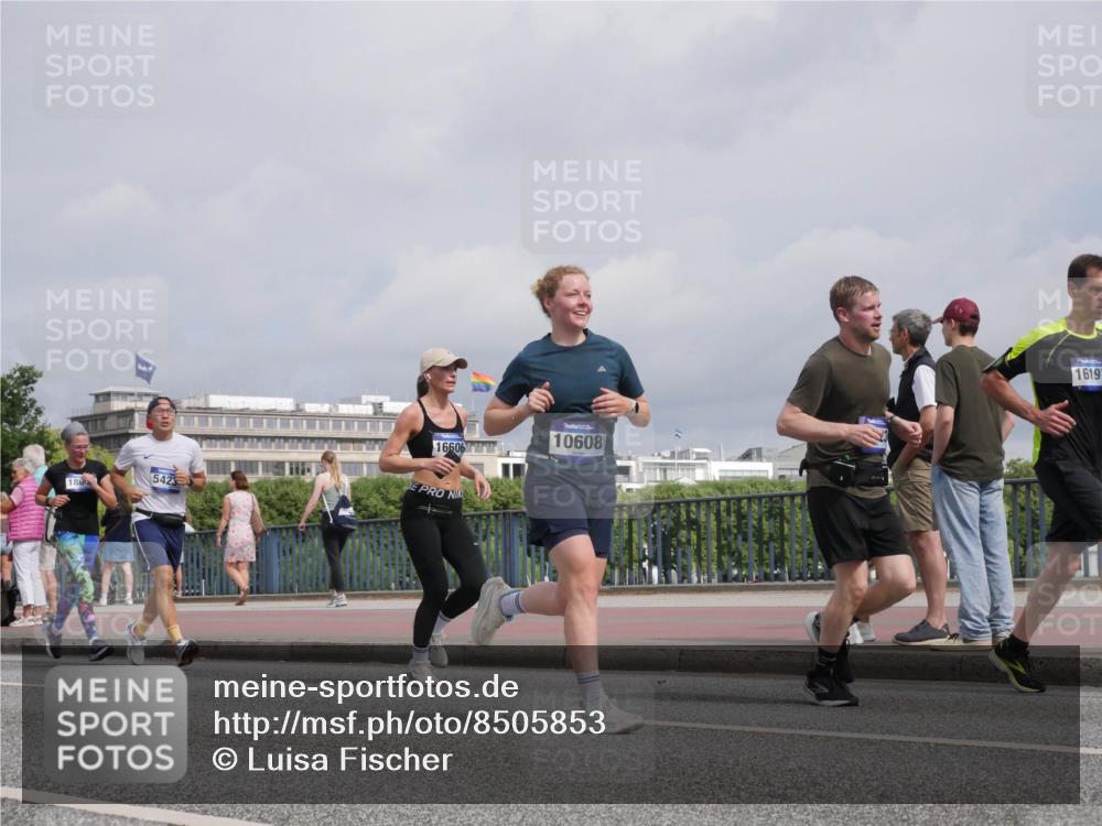 29.06.2025 - hella hamburg halbmarathon Luisa Fischer http://msf.ph/oto/8505853 29.06.2025 10:18:49 Kennedybrücke 5423, 186, 16606, 10608, 1619, 2076, 2835, 3167, 5423, 7897, 9192, 9307, 10608 meine-sportfotos.de