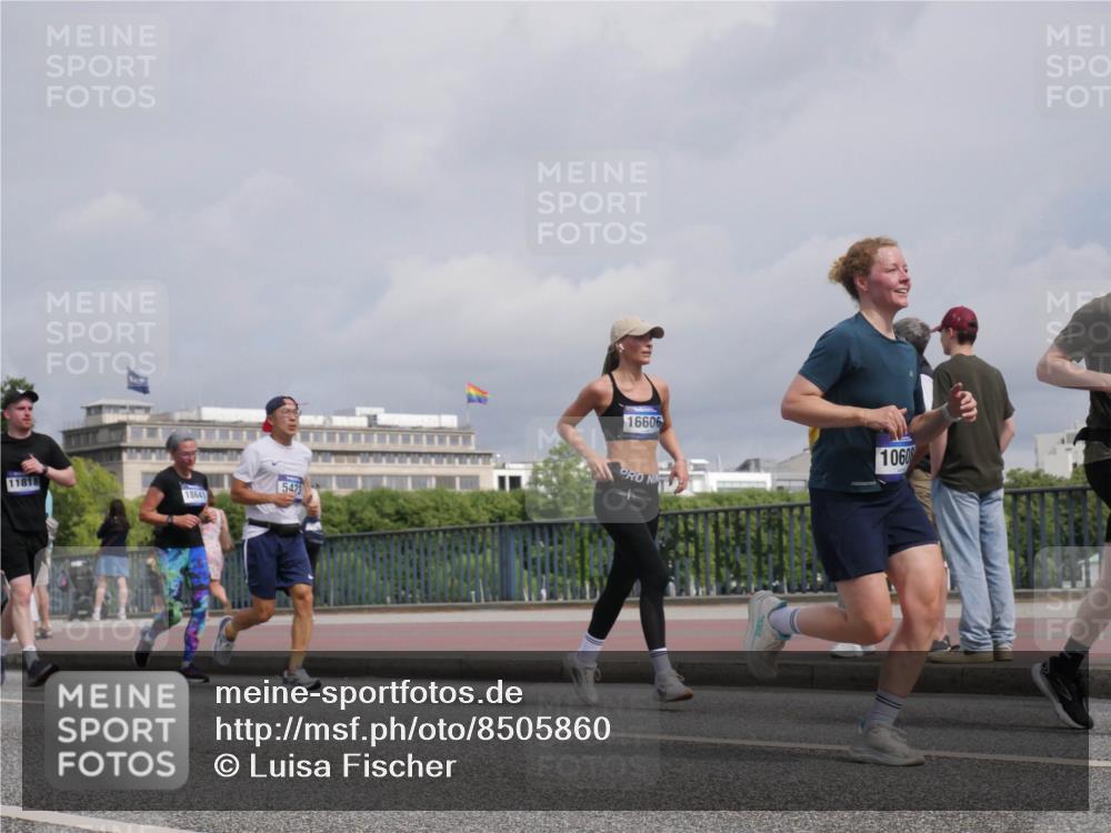 29.06.2025 - hella hamburg halbmarathon Luisa Fischer http://msf.ph/oto/8505860 29.06.2025 10:18:50 Kennedybrücke 11818, 18641, 5423, 16606, 1060, 1651, 2076, 2835, 3167, 5046, 5423, 7897, 9192, 9307, 10608 meine-sportfotos.de