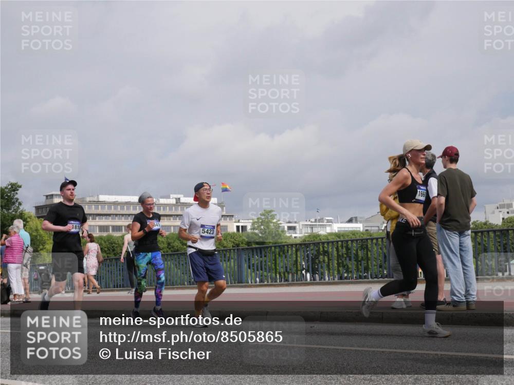 29.06.2025 - hella hamburg halbmarathon Luisa Fischer http://msf.ph/oto/8505865 29.06.2025 10:18:50 Kennedybrücke 181, 5423, 1660, 1651, 2076, 2835, 3167, 5046, 5423, 7897, 9192, 9307, 10608 meine-sportfotos.de