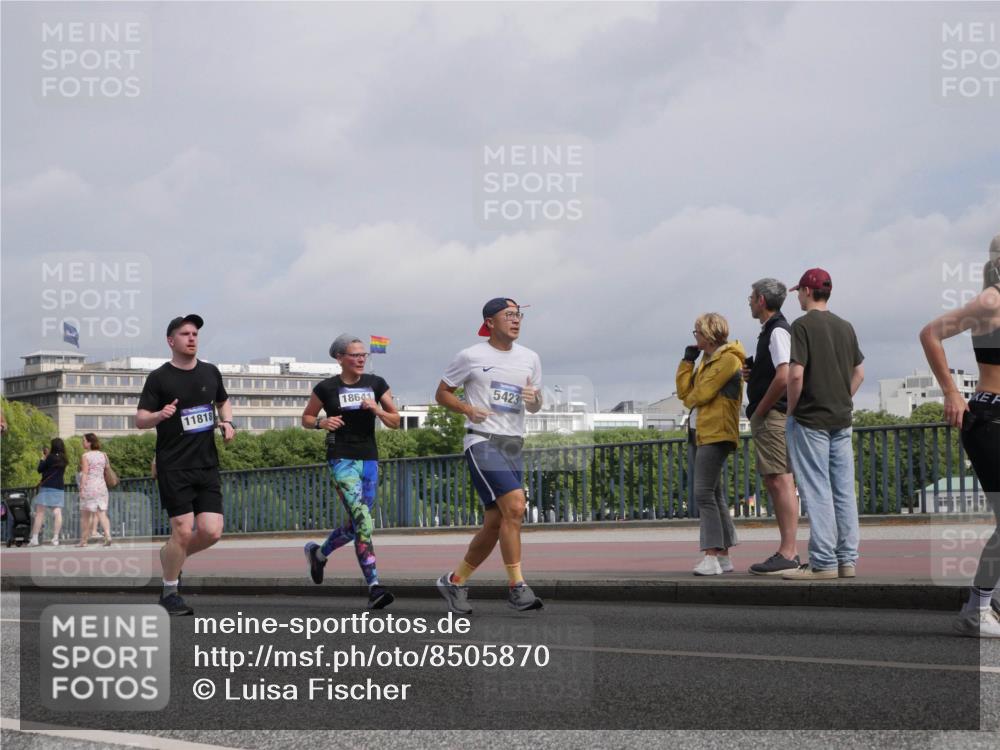 29.06.2025 - hella hamburg halbmarathon Luisa Fischer http://msf.ph/oto/8505870 29.06.2025 10:18:51 Kennedybrücke 18641, 5423, 11818, 1651, 2076, 2835, 3167, 5046, 5423, 7897, 9307, 10608 meine-sportfotos.de