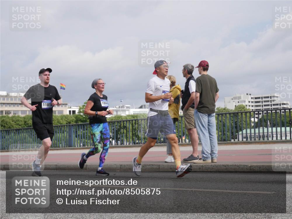 29.06.2025 - hella hamburg halbmarathon Luisa Fischer http://msf.ph/oto/8505875 29.06.2025 10:18:51 Kennedybrücke 18641, 11818, 1651, 2076, 2835, 3167, 5046, 5423, 7897, 9307, 10608 meine-sportfotos.de