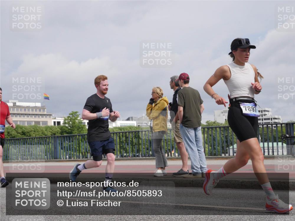 29.06.2025 - hella hamburg halbmarathon Luisa Fischer http://msf.ph/oto/8505893 29.06.2025 10:18:53 Kennedybrücke 3769, 7897, 1651, 2076, 2835, 3167, 4828, 5046, 5423, 7897, 8746, 9307, 9881 meine-sportfotos.de
