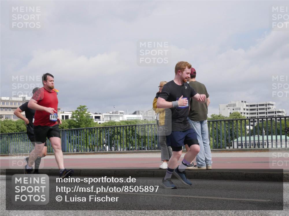 29.06.2025 - hella hamburg halbmarathon Luisa Fischer http://msf.ph/oto/8505897 29.06.2025 10:18:53 Kennedybrücke 18769, 1651, 2076, 2835, 3167, 4828, 5046, 5423, 7897, 8746, 9307, 9881 meine-sportfotos.de