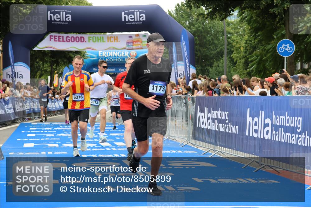 29.06.2025 - hella hamburg halbmarathon Strokosch-Dieckow http://msf.ph/oto/8505899 29.06.2025 11:13:03 Ziel 1173, 1347, 2076, 2309, 3013, 3023, 3417, 6376, 9423, 12274, 13458, 14278, 17542, 18735, 18875 meine-sportfotos.de
