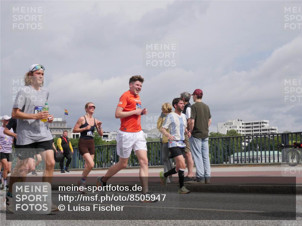 29.06.2025 - hella hamburg halbmarathon Luisa Fischer http://msf.ph/oto/8505947 29.06.2025 10:18:59 Kennedybrücke 12393, 1308, 1651, 2436, 2601, 2835, 4828, 5046, 8057, 8274, 8746, 9307, 9784, 9881 meine-sportfotos.de
