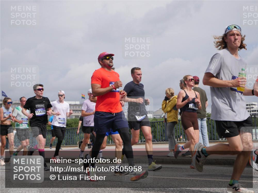 29.06.2025 - hella hamburg halbmarathon Luisa Fischer http://msf.ph/oto/8505958 29.06.2025 10:19:00 Kennedybrücke 1603, 4828, 11478, 19030, 14, 1308, 1651, 2071, 2436, 2601, 2835, 4828, 5046, 8057, 8274, 8746, 9307, 9784, 9881 meine-sportfotos.de