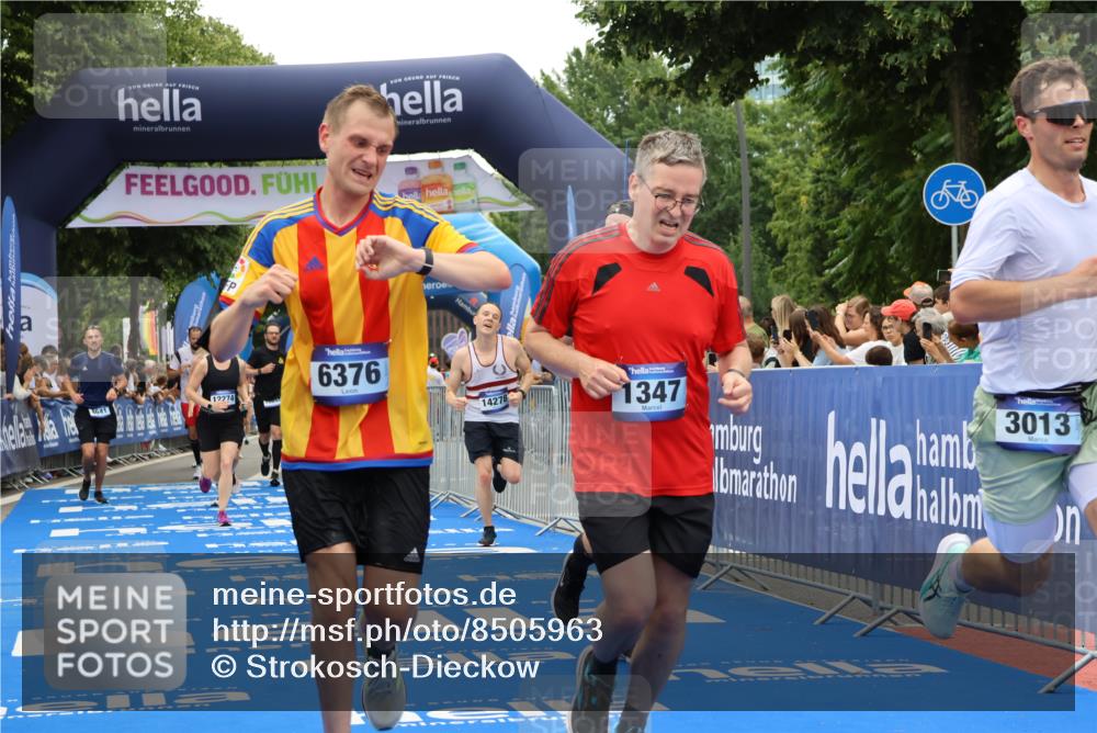 29.06.2025 - hella hamburg halbmarathon Strokosch-Dieckow http://msf.ph/oto/8505963 29.06.2025 11:13:05 Ziel 1173, 1347, 2076, 3013, 3023, 3417, 6376, 12274, 12634, 13458, 14278, 17542, 18735, 18875 meine-sportfotos.de