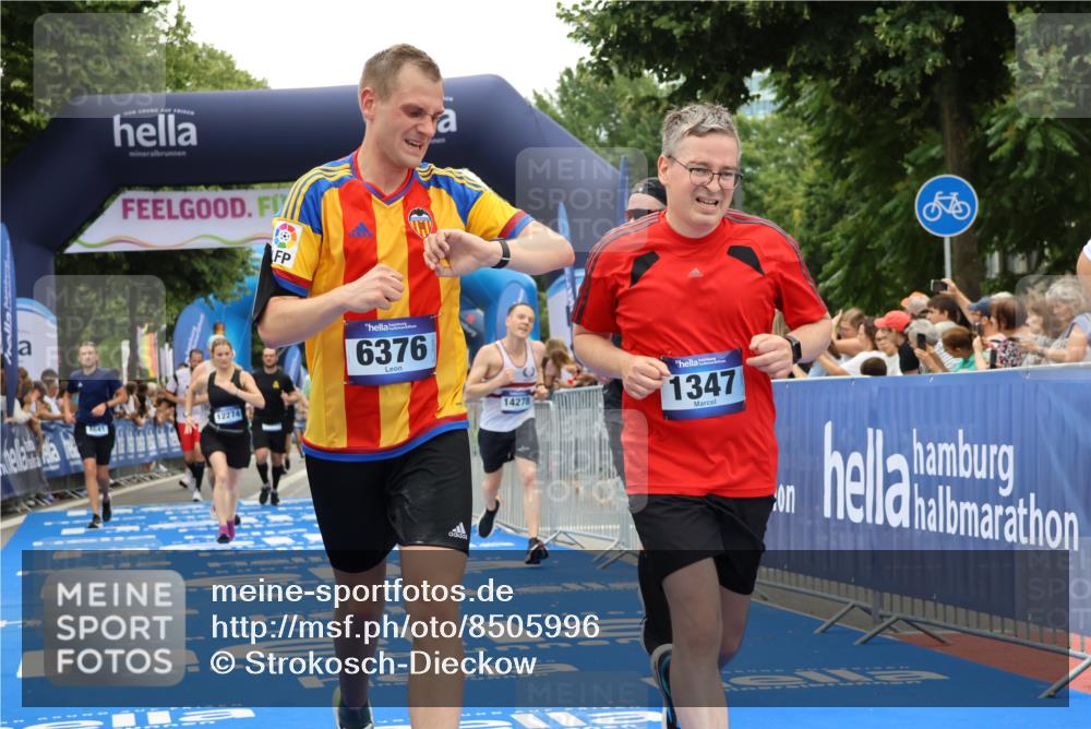 29.06.2025 - hella hamburg halbmarathon Strokosch-Dieckow http://msf.ph/oto/8505996 29.06.2025 11:13:06 Ziel 1173, 1347, 2076, 3013, 3023, 3417, 5739, 6376, 12274, 12634, 13458, 14278, 17542 meine-sportfotos.de