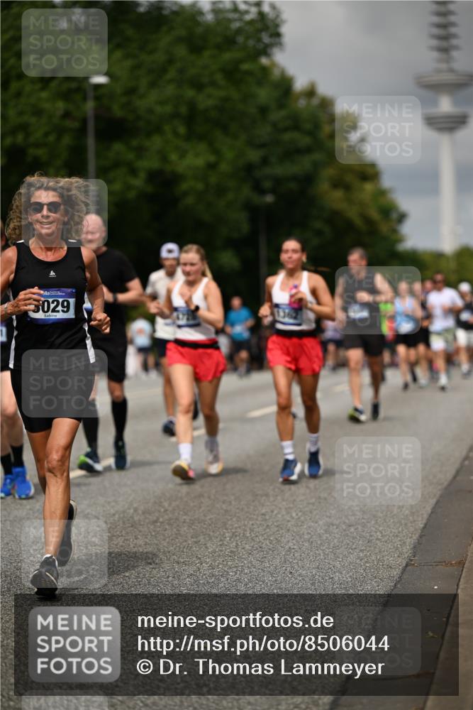 29.06.2025 - hella hamburg halbmarathon Dr. Thomas Lammeyer http://msf.ph/oto/8506044 29.06.2025 10:27:32 Kennedybrücke 1029, 1187, 1362, 1372, 1853, 2294, 2925, 3013, 3029, 4728, 4793, 5223, 5343, 5798, 6578, 7266, 7919, 8687, 8688, 9133, 9301, 9512, 9913, 10088 meine-sportfotos.de