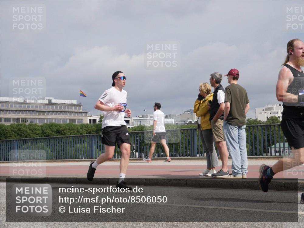 29.06.2025 - hella hamburg halbmarathon Luisa Fischer http://msf.ph/oto/8506050 29.06.2025 10:19:09 Kennedybrücke 1212, 2071, 2436, 4583, 8057, 8169, 8274, 8554, 9601, 9784, 10292, 10844 meine-sportfotos.de