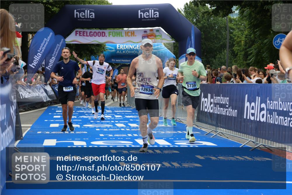 29.06.2025 - hella hamburg halbmarathon Strokosch-Dieckow http://msf.ph/oto/8506107 29.06.2025 11:13:10 Ziel 1173, 1347, 2076, 3013, 3138, 4641, 5739, 6376, 9075, 9881, 10844, 12274, 12634, 14278, 15051, 17030 meine-sportfotos.de
