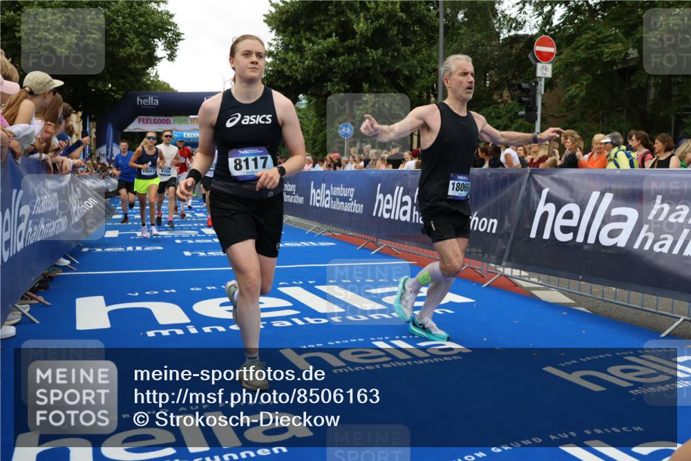 29.06.2025 - hella hamburg halbmarathon Strokosch-Dieckow http://msf.ph/oto/8506163 29.06.2025 10:51:02 Ziel 1366, 1630, 2207, 4077, 4816, 4967, 7369, 8117, 8261, 8508, 8572, 8704, 10215, 10508, 10603, 11733, 12778, 13008, 13073, 13687, 14125, 15362, 16285, 17221, 17384, 17823, 18066, 18350 meine-sportfotos.de
