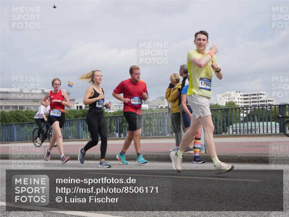 29.06.2025 - hella hamburg halbmarathon Luisa Fischer http://msf.ph/oto/8506171 29.06.2025 10:19:20 Kennedybrücke 10183, 980, 10107, 17942, 1244, 1599, 2165, 2803, 3176, 3648, 4478, 4637, 6935, 7158, 7753, 8295, 8597, 8645, 9628, 9802, 9810, 10107, 10139, 10141, 10183, 10292 meine-sportfotos.de