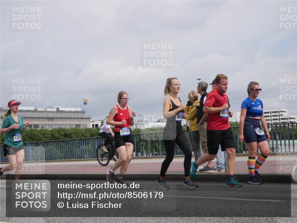 29.06.2025 - hella hamburg halbmarathon Luisa Fischer http://msf.ph/oto/8506179 29.06.2025 10:19:21 Kennedybrücke 13727, 10183, 980, 1010, 2901, 1244, 1599, 2165, 2803, 3176, 3648, 4478, 4637, 6935, 7158, 7753, 8295, 8597, 8645, 8707, 9628, 9802, 9810, 10107, 10139, 10141, 10183, 10292 meine-sportfotos.de