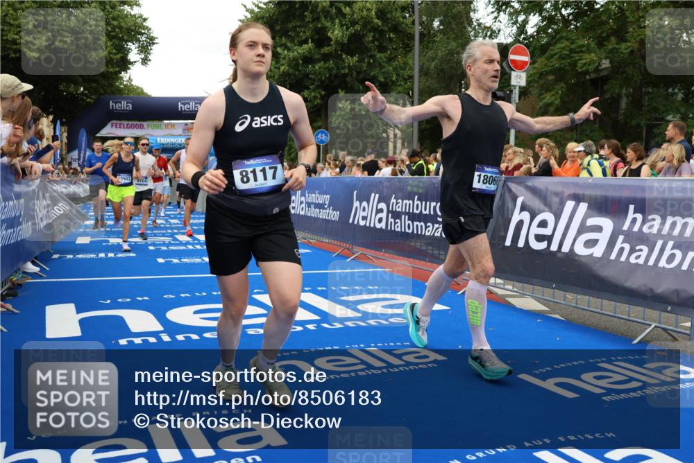 29.06.2025 - hella hamburg halbmarathon Strokosch-Dieckow http://msf.ph/oto/8506183 29.06.2025 10:51:02 Ziel 1366, 1630, 2207, 4077, 4816, 4967, 7369, 8117, 8261, 8508, 8572, 8704, 10215, 10508, 10603, 11733, 12778, 13008, 13073, 13687, 14125, 15362, 16285, 17221, 17384, 17823, 18066, 18350 meine-sportfotos.de