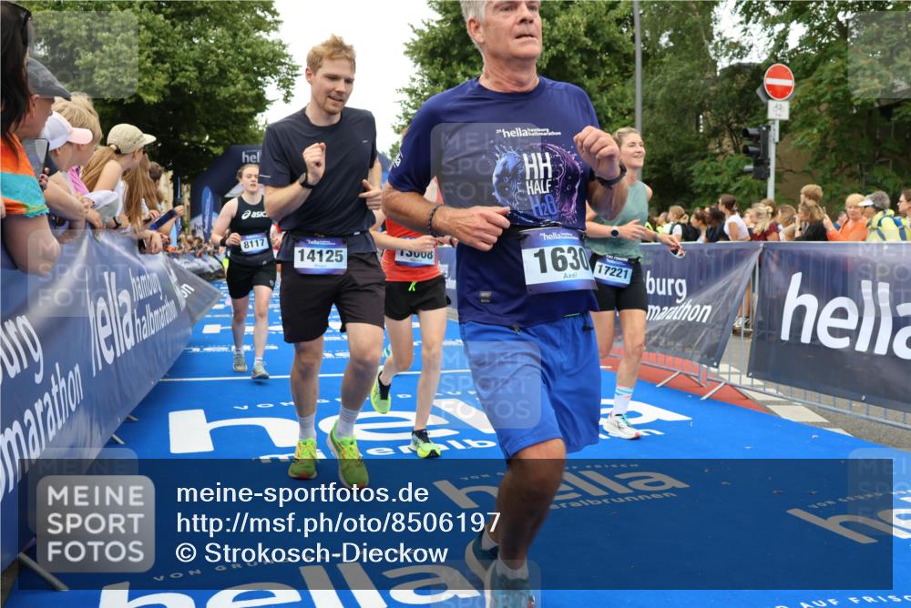 29.06.2025 - hella hamburg halbmarathon Strokosch-Dieckow http://msf.ph/oto/8506197 29.06.2025 10:51:01 Ziel 1366, 1630, 2207, 4077, 4816, 4967, 7369, 8117, 8261, 8508, 8572, 8704, 10215, 10508, 10603, 11551, 12778, 13008, 13687, 14125, 15362, 16285, 17221, 17384, 17823, 18066, 18350 meine-sportfotos.de