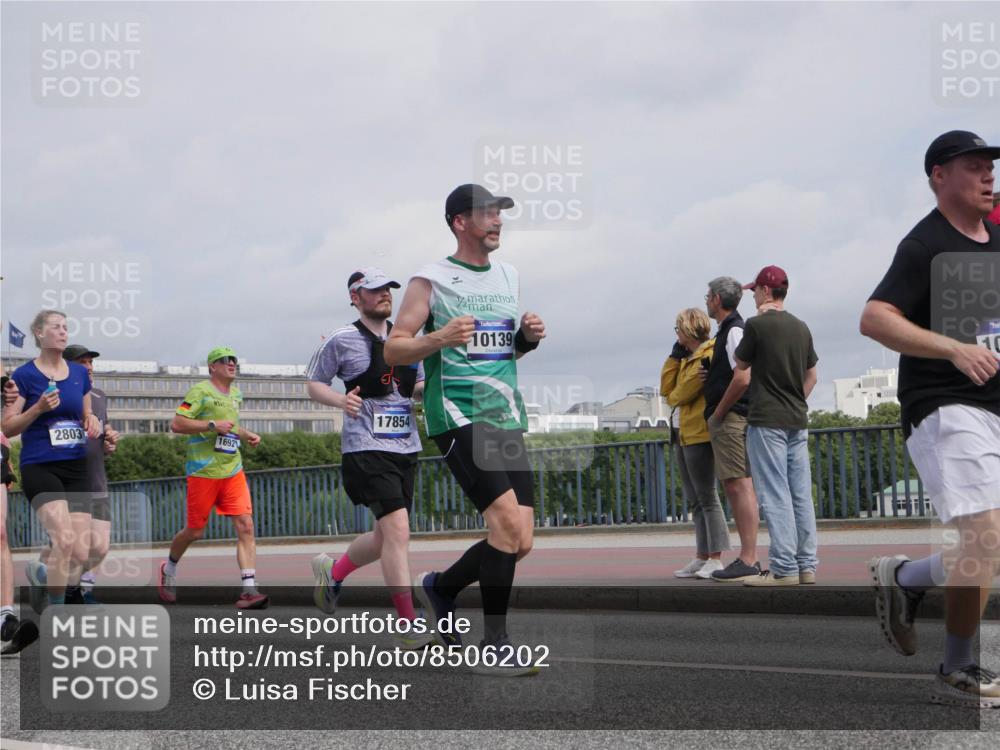 29.06.2025 - hella hamburg halbmarathon Luisa Fischer http://msf.ph/oto/8506202 29.06.2025 10:19:23 Kennedybrücke 2803, 16921, 17854, 10139, 10, 1244, 1599, 2165, 2803, 3156, 3176, 3484, 3648, 4478, 4637, 6024, 6742, 6935, 7158, 7753, 7792, 8295, 8597, 8645, 8707, 8847, 9628, 9802, 9810, 10107, 10139, 10141, 10183 meine-sportfotos.de