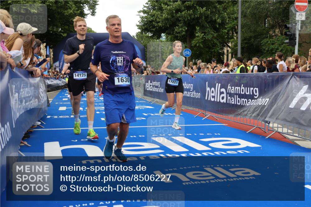 29.06.2025 - hella hamburg halbmarathon Strokosch-Dieckow http://msf.ph/oto/8506227 29.06.2025 10:51:00 Ziel 1366, 1630, 2207, 3654, 4077, 4816, 4967, 7369, 8117, 8261, 8508, 8572, 8704, 10215, 10508, 10603, 11551, 12778, 13008, 13687, 14125, 15362, 15643, 16285, 17221, 17384, 18066, 18350 meine-sportfotos.de