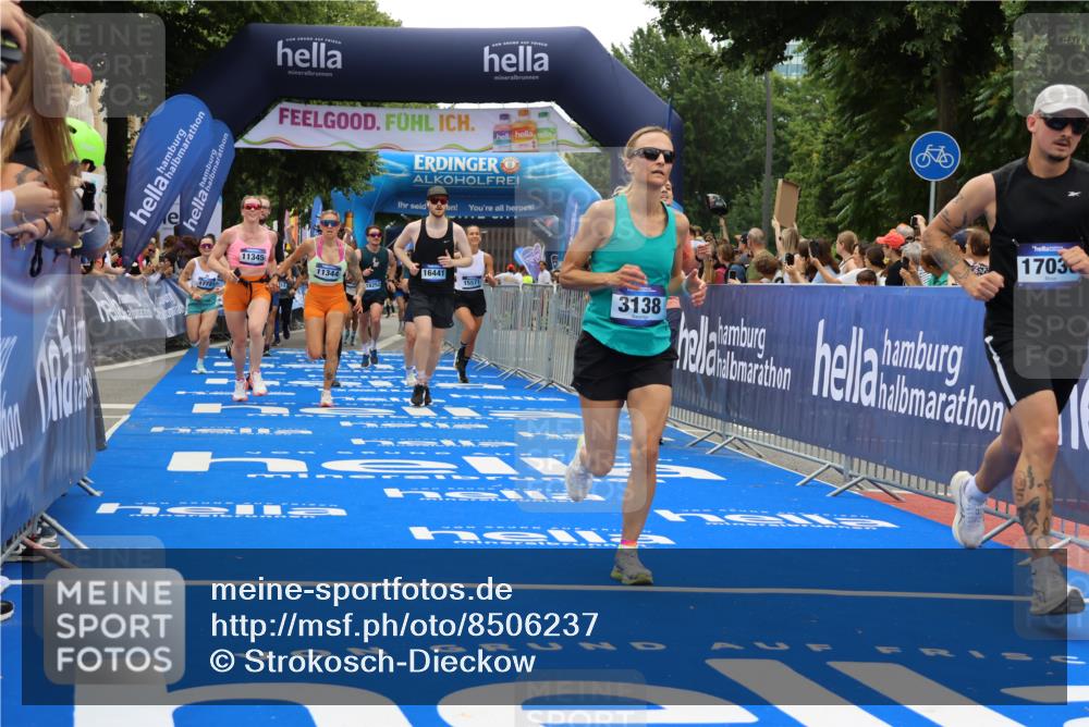 29.06.2025 - hella hamburg halbmarathon Strokosch-Dieckow http://msf.ph/oto/8506237 29.06.2025 11:13:16 Ziel 1795, 3138, 4641, 5739, 6317, 9075, 9881, 10608, 10844, 11344, 11345, 11595, 12634, 12653, 15051, 15571, 16441, 17030, 17453, 17721, 18252 meine-sportfotos.de
