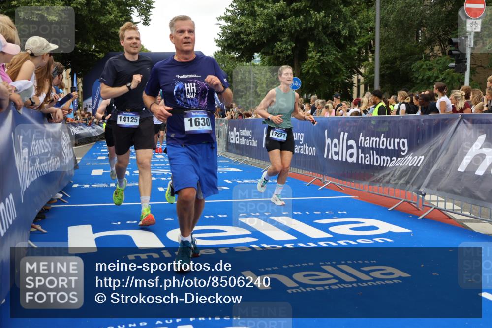 29.06.2025 - hella hamburg halbmarathon Strokosch-Dieckow http://msf.ph/oto/8506240 29.06.2025 10:51:00 Ziel 1366, 1630, 2207, 3654, 4077, 4816, 4967, 7369, 8117, 8261, 8508, 8572, 8704, 10215, 10508, 10603, 11551, 12778, 13008, 13687, 14125, 15362, 15643, 16285, 17221, 17384, 18066, 18350 meine-sportfotos.de