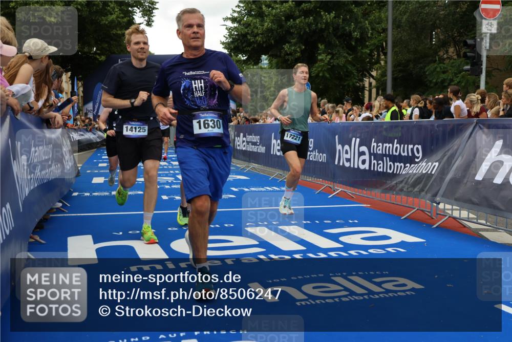29.06.2025 - hella hamburg halbmarathon Strokosch-Dieckow http://msf.ph/oto/8506247 29.06.2025 10:51:01 Ziel 1366, 1630, 2207, 4077, 4816, 4967, 7369, 8117, 8261, 8508, 8572, 8704, 10215, 10508, 10603, 11551, 12778, 13008, 13687, 14125, 15362, 16285, 17221, 17384, 17823, 18066, 18350 meine-sportfotos.de
