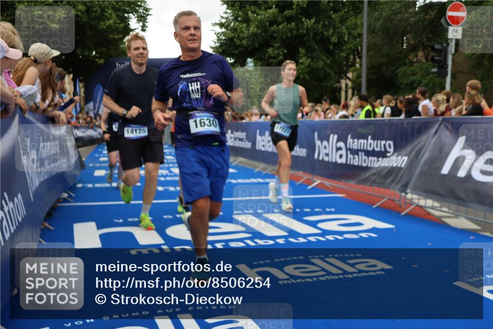 29.06.2025 - hella hamburg halbmarathon Strokosch-Dieckow http://msf.ph/oto/8506254 29.06.2025 10:51:01 Ziel 1366, 1630, 2207, 4077, 4816, 4967, 7369, 8117, 8261, 8508, 8572, 8704, 10215, 10508, 10603, 11551, 12778, 13008, 13687, 14125, 15362, 16285, 17221, 17384, 17823, 18066, 18350 meine-sportfotos.de