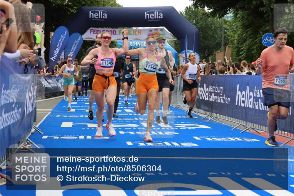 29.06.2025 - hella hamburg halbmarathon Strokosch-Dieckow http://msf.ph/oto/8506304 29.06.2025 11:13:18 Ziel 1795, 2427, 3138, 4641, 5739, 6317, 9075, 9881, 10608, 10844, 11344, 11345, 11595, 12634, 12653, 15051, 15571, 16241, 16441, 17030, 17453, 17721, 18252 meine-sportfotos.de