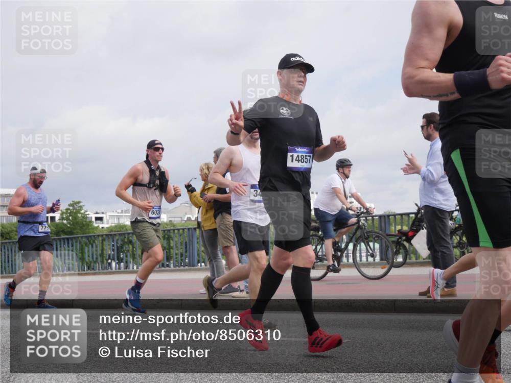 29.06.2025 - hella hamburg halbmarathon Luisa Fischer http://msf.ph/oto/8506310 29.06.2025 10:19:32 Kennedybrücke 6024, 779, 34, 14857, 409, 1244, 2347, 2912, 3030, 3134, 3156, 3176, 3484, 3687, 5036, 6024, 6742, 7358, 7792, 8263, 8707, 8847, 8857, 9332, 9492, 9891, 10076, 10575 meine-sportfotos.de