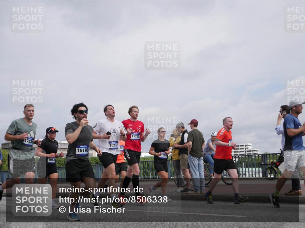 29.06.2025 - hella hamburg halbmarathon Luisa Fischer http://msf.ph/oto/8506338 29.06.2025 10:19:36 Kennedybrücke 17838, 10575, 16199, 10232, 142, 11783, 3220, 2347, 2912, 3030, 3134, 3687, 5036, 6024, 6742, 7358, 7792, 8263, 8847, 8857, 9332, 9492, 9891, 10076, 10575 meine-sportfotos.de