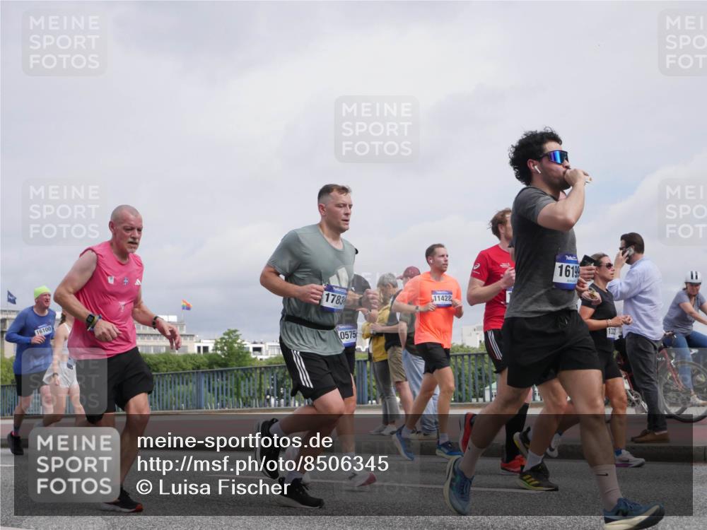 29.06.2025 - hella hamburg halbmarathon Luisa Fischer http://msf.ph/oto/8506345 29.06.2025 10:19:37 Kennedybrücke 16100, 17838, 0575, 11428, 16199, 1321, 2347, 2912, 3023, 3030, 3134, 3687, 5036, 7358, 8263, 8857, 9332, 9492, 9891, 10076, 10575 meine-sportfotos.de