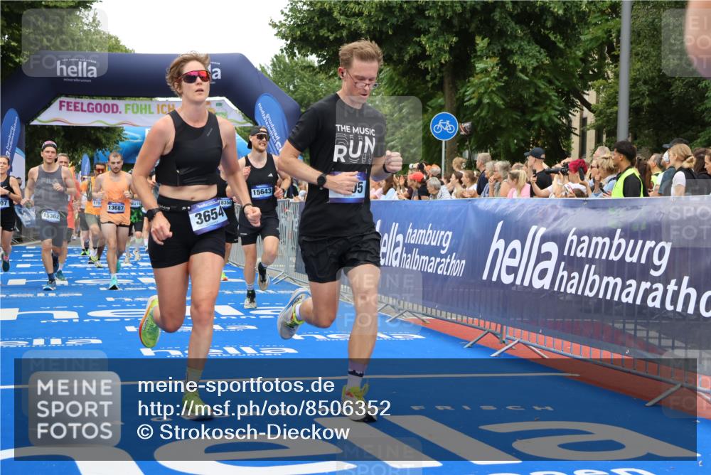 29.06.2025 - hella hamburg halbmarathon Strokosch-Dieckow http://msf.ph/oto/8506352 29.06.2025 10:50:54 Ziel 1466, 1630, 2207, 3654, 3947, 4839, 5018, 7052, 7369, 8117, 8205, 8572, 10215, 10750, 11551, 12778, 13008, 13687, 14125, 15362, 15395, 15643, 16285, 17221, 18182, 18350 meine-sportfotos.de