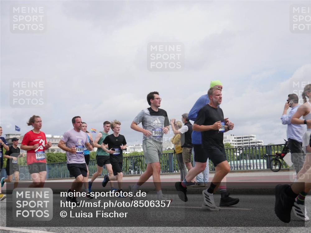 29.06.2025 - hella hamburg halbmarathon Luisa Fischer http://msf.ph/oto/8506357 29.06.2025 10:19:39 Kennedybrücke 2347, 12911, 10076, 6859, 9891, 609, 2347, 2912, 3023, 3687, 5036, 7358, 7924, 8263, 8317, 8857, 9091, 9332, 9492, 9664, 9676, 9891, 10076, 10575 meine-sportfotos.de