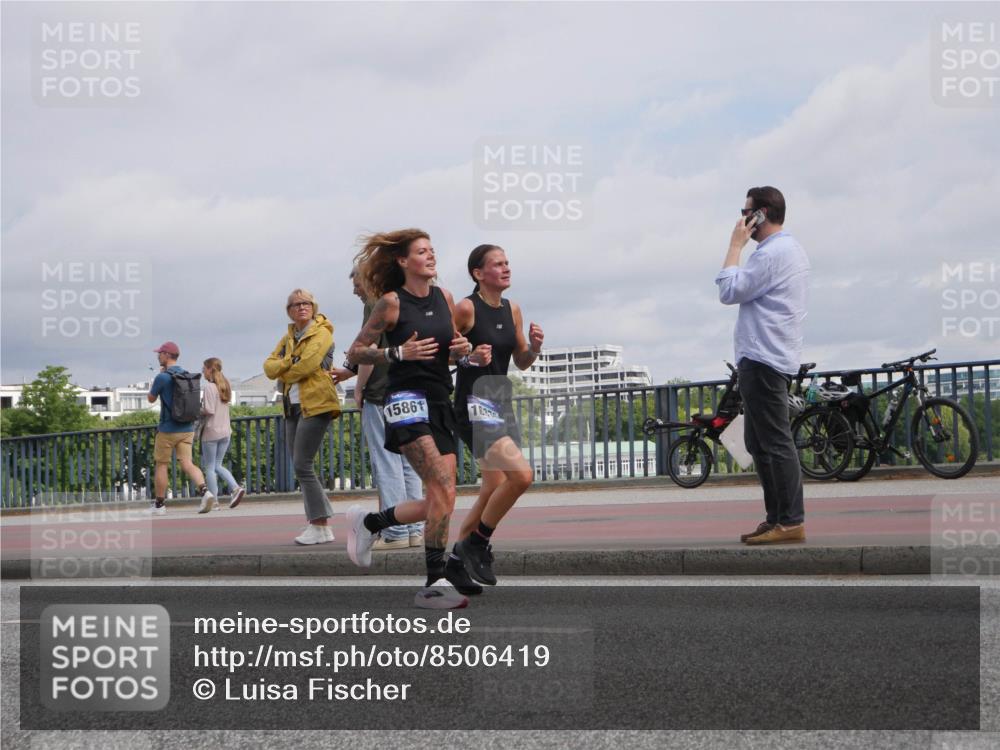 29.06.2025 - hella hamburg halbmarathon Luisa Fischer http://msf.ph/oto/8506419 29.06.2025 10:19:46 Kennedybrücke 15861, 1637, 1602, 1825, 3023, 3088, 7257, 7360, 7924, 7928, 8317, 8619, 9091, 9208, 9664, 9676, 10391 meine-sportfotos.de