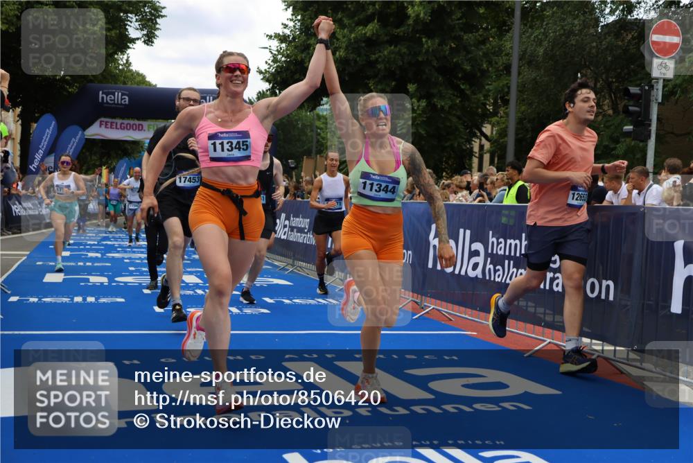 29.06.2025 - hella hamburg halbmarathon Strokosch-Dieckow http://msf.ph/oto/8506420 29.06.2025 11:13:19 Ziel 1795, 2427, 3138, 3156, 3484, 4641, 5739, 6317, 9075, 9881, 10608, 10844, 11344, 11345, 11595, 11598, 12634, 12653, 15051, 15571, 16241, 16441, 17030, 17453, 17721, 18252 meine-sportfotos.de