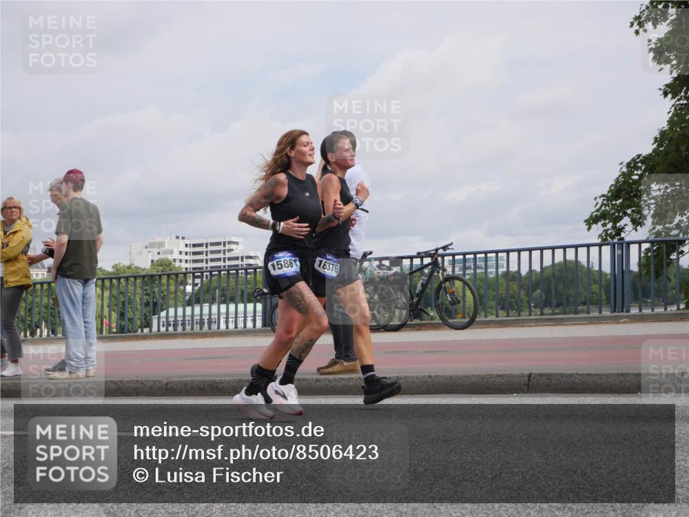29.06.2025 - hella hamburg halbmarathon Luisa Fischer http://msf.ph/oto/8506423 29.06.2025 10:19:46 Kennedybrücke 1586, 16376, 1602, 1825, 3023, 3088, 7257, 7360, 7924, 7928, 8317, 8619, 9091, 9208, 9664, 9676, 10391 meine-sportfotos.de