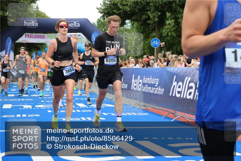 29.06.2025 - hella hamburg halbmarathon Strokosch-Dieckow http://msf.ph/oto/8506429 29.06.2025 10:50:54 Ziel 1466, 1630, 2207, 3654, 3947, 4839, 5018, 7052, 7369, 8117, 8205, 8572, 10215, 10750, 11551, 12778, 13008, 13687, 14125, 15362, 15395, 15643, 16285, 17221, 18182, 18350 meine-sportfotos.de