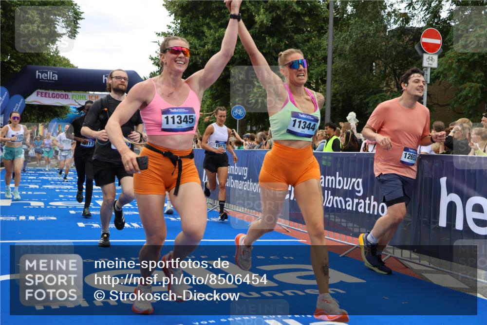 29.06.2025 - hella hamburg halbmarathon Strokosch-Dieckow http://msf.ph/oto/8506454 29.06.2025 11:13:20 Ziel 1795, 2427, 3138, 3156, 3484, 4641, 5739, 6317, 9075, 9881, 10608, 10844, 11344, 11345, 11595, 11598, 12653, 15051, 15571, 16241, 16441, 17030, 17453, 17721, 18252 meine-sportfotos.de
