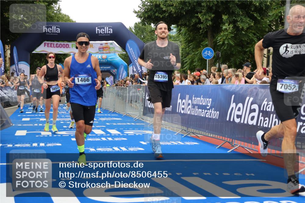 29.06.2025 - hella hamburg halbmarathon Strokosch-Dieckow http://msf.ph/oto/8506455 29.06.2025 10:50:52 Ziel 1466, 2207, 3654, 3947, 4839, 5018, 5115, 7052, 7369, 8205, 8572, 8657, 10215, 10750, 11551, 12778, 13687, 15362, 15395, 15426, 15643, 15720, 16285, 17129, 18182, 18350, 18370 meine-sportfotos.de