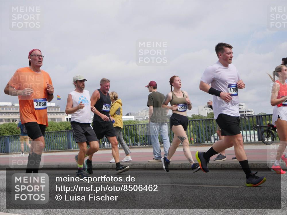 29.06.2025 - hella hamburg halbmarathon Luisa Fischer http://msf.ph/oto/8506462 29.06.2025 10:19:51 Kennedybrücke 3088, 12297, 7928, 1785, 1117, 1240, 1602, 1825, 3088, 3450, 5037, 7257, 7360, 7376, 7924, 7928, 8317, 8619, 9091, 9208, 9664, 9675, 9676, 10165, 10314, 10317, 10320, 10391 meine-sportfotos.de