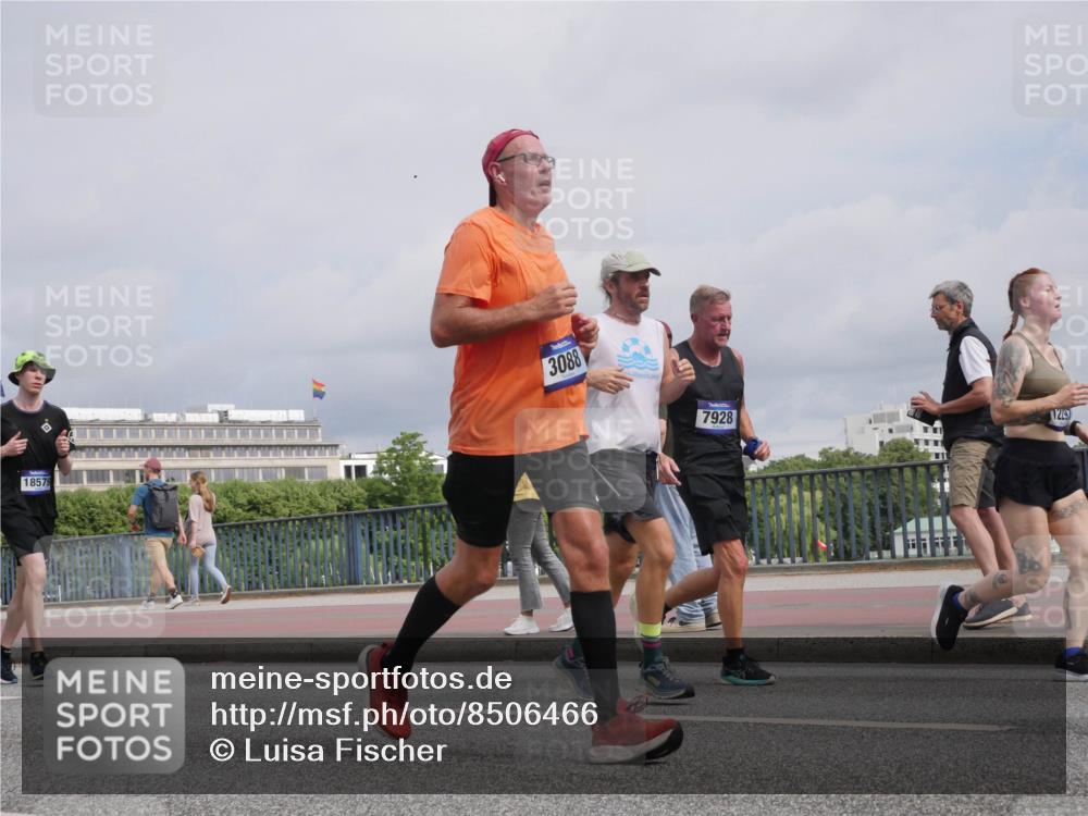 29.06.2025 - hella hamburg halbmarathon Luisa Fischer http://msf.ph/oto/8506466 29.06.2025 10:19:51 Kennedybrücke 18579, 3088, 7928, 12497, 1117, 1240, 1602, 1825, 3088, 3450, 5037, 7257, 7360, 7376, 7924, 7928, 8317, 8619, 9091, 9208, 9664, 9675, 9676, 10165, 10314, 10317, 10320, 10391 meine-sportfotos.de