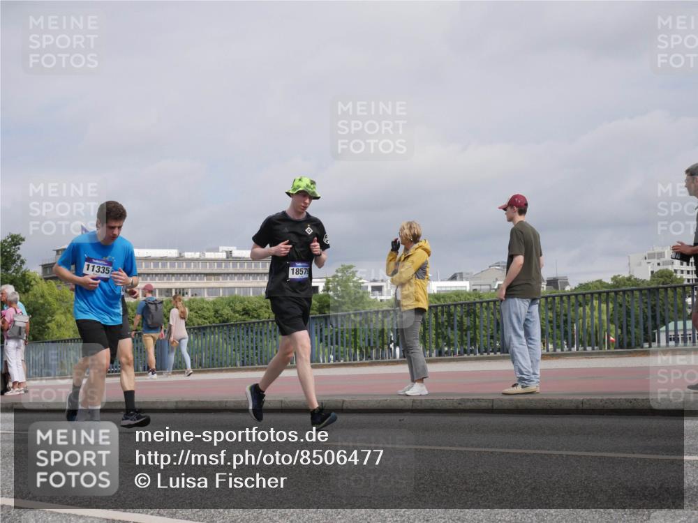 29.06.2025 - hella hamburg halbmarathon Luisa Fischer http://msf.ph/oto/8506477 29.06.2025 10:19:52 Kennedybrücke 11335, 18579, 1117, 1240, 1602, 1825, 3088, 3450, 5037, 7257, 7360, 7376, 7924, 7928, 8619, 9208, 9675, 9676, 10165, 10314, 10317, 10320, 10391 meine-sportfotos.de