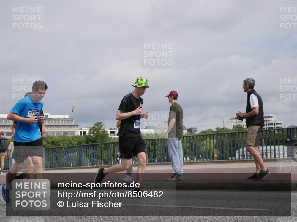29.06.2025 - hella hamburg halbmarathon Luisa Fischer http://msf.ph/oto/8506482 29.06.2025 10:19:52 Kennedybrücke 11335, 1857, 1117, 1240, 1602, 1825, 3088, 3450, 5037, 7257, 7360, 7376, 7924, 7928, 8619, 9208, 9675, 9676, 10165, 10314, 10317, 10320, 10391 meine-sportfotos.de