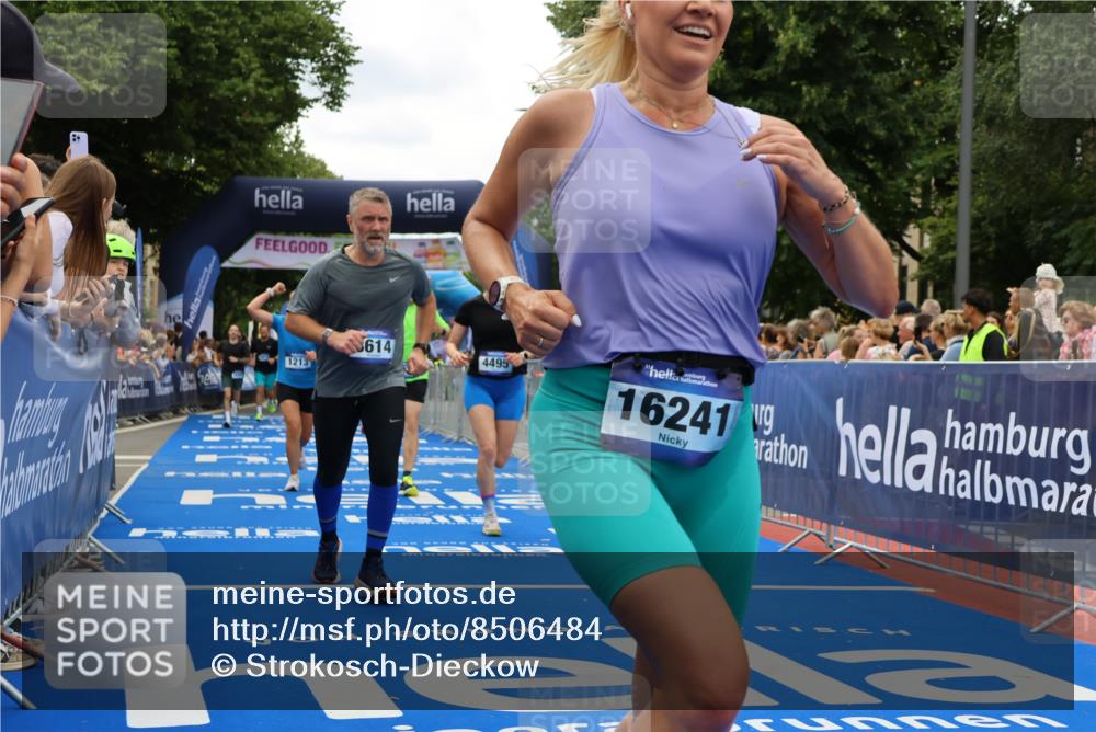 29.06.2025 - hella hamburg halbmarathon Strokosch-Dieckow http://msf.ph/oto/8506484 29.06.2025 11:13:27 Ziel 1213, 1795, 2032, 2427, 3156, 3484, 4495, 5719, 6317, 8614, 10608, 11595, 11598, 12653, 16024, 16241, 16287, 16348, 16441, 16473, 16554, 17721, 18252, 18564 meine-sportfotos.de