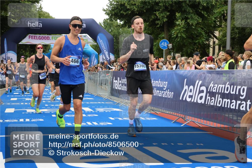 29.06.2025 - hella hamburg halbmarathon Strokosch-Dieckow http://msf.ph/oto/8506500 29.06.2025 10:50:53 Ziel 1466, 2207, 3654, 3947, 4839, 5018, 5115, 7052, 7369, 8205, 8572, 10215, 10750, 11551, 12778, 13687, 14125, 15362, 15395, 15643, 16285, 17221, 18182, 18350 meine-sportfotos.de