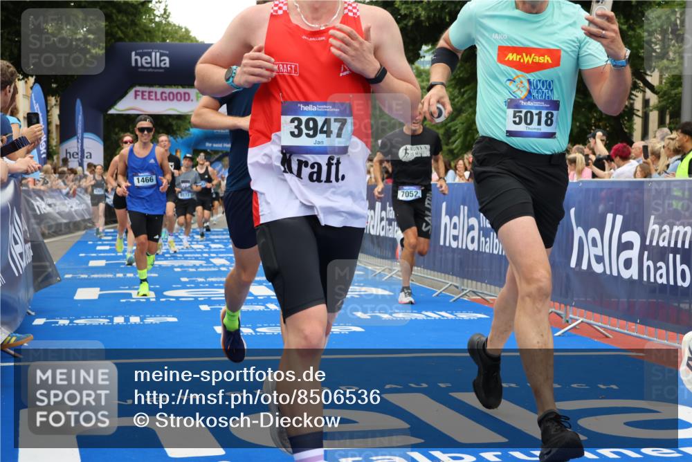 29.06.2025 - hella hamburg halbmarathon Strokosch-Dieckow http://msf.ph/oto/8506536 29.06.2025 10:50:51 Ziel 1466, 2207, 3654, 3947, 4839, 5018, 5115, 7052, 7369, 8205, 8572, 8657, 10215, 10750, 11551, 12778, 13687, 15362, 15395, 15426, 15643, 15720, 16285, 17129, 17908, 18182, 18370 meine-sportfotos.de