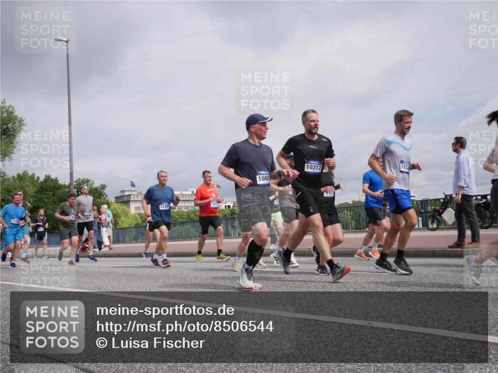 29.06.2025 - hella hamburg halbmarathon Luisa Fischer http://msf.ph/oto/8506544 29.06.2025 10:19:59 Kennedybrücke 1336, 1538, 5031, 1660, 10317, 34, 1032, 1117, 1240, 3450, 3622, 5037, 6488, 6941, 6948, 7257, 7345, 7360, 7376, 8513, 9675, 10165, 10314, 10317, 10320 meine-sportfotos.de
